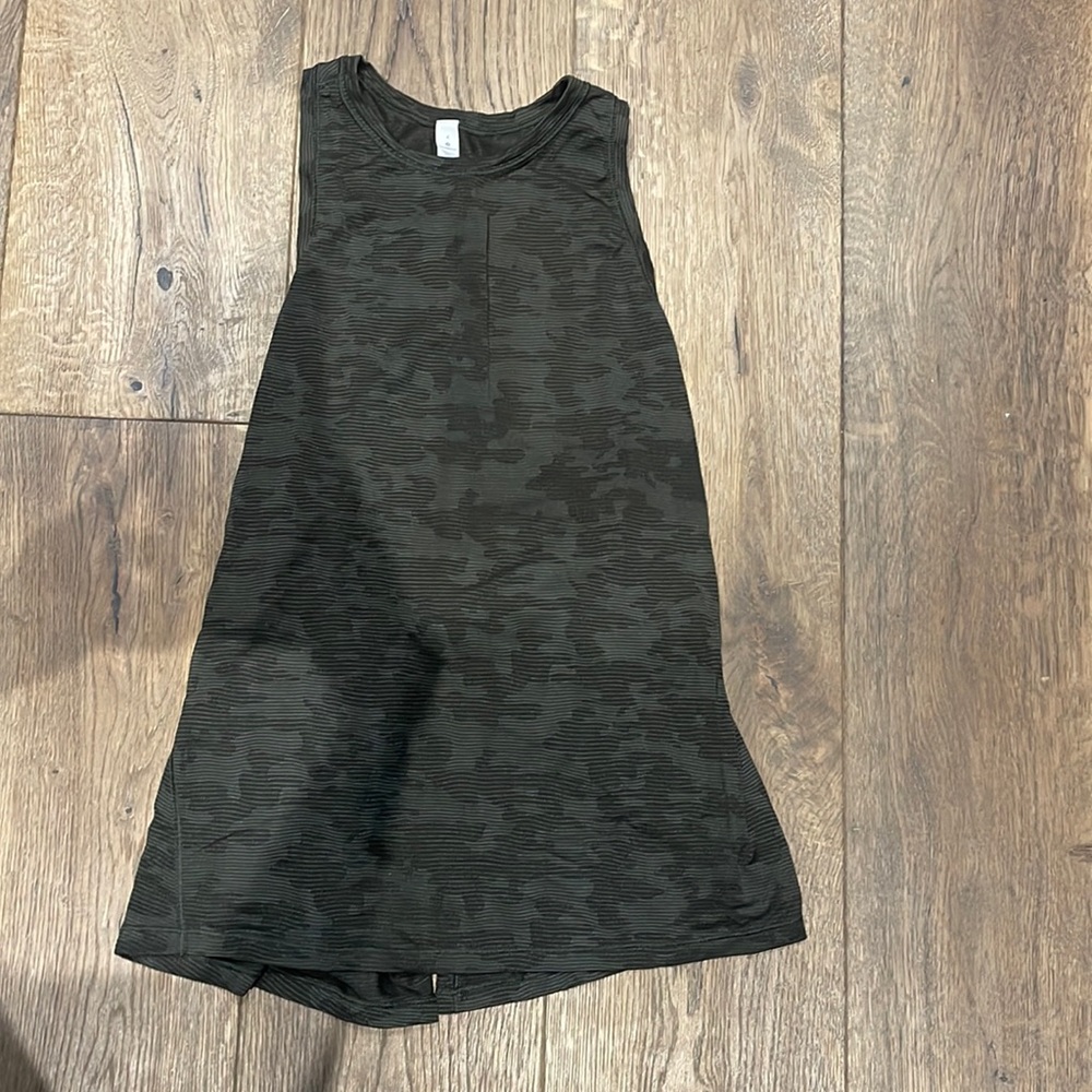 Lululemon size 4 camo tank